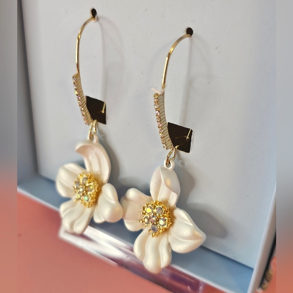 🌸 Betsey Johnson Flower Dangle Earrings Gold-Tone Enamel w/ Stones 🌸 - Picture 2 of 9